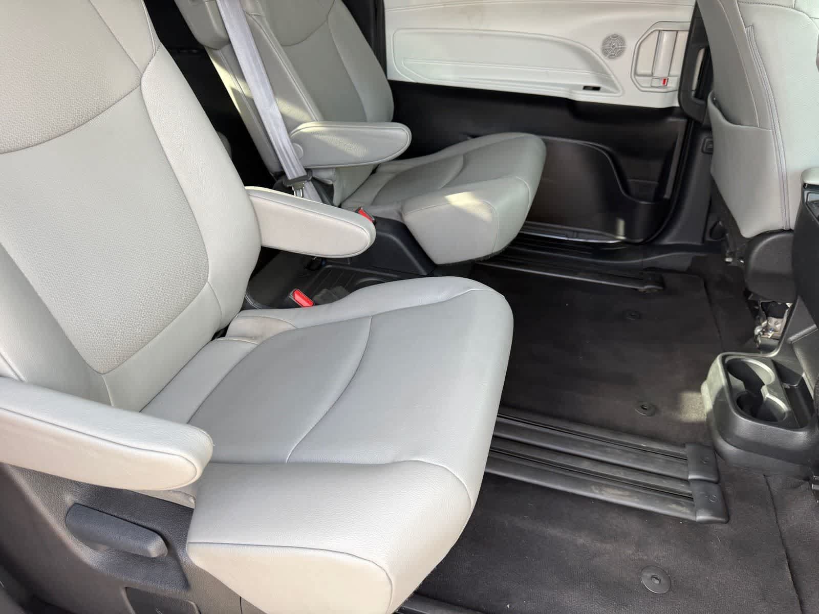 Used 2025 Toyota Sienna XLE FWD image 32