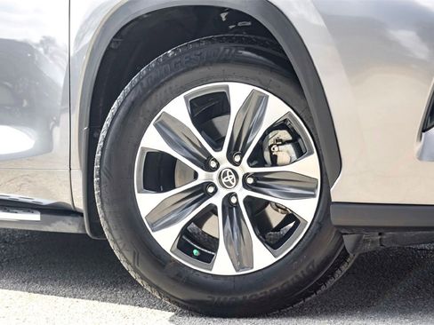 Used 2025 Toyota Highlander XLE image 2