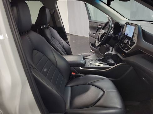 Used 2023 Toyota Highlander XLE AWD/4WD image 23