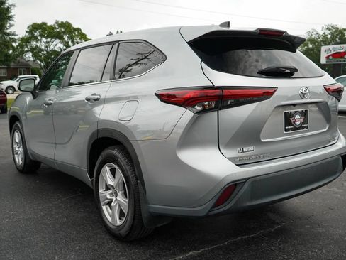 Used 2023 Toyota Highlander LE AWD/4WD image 3