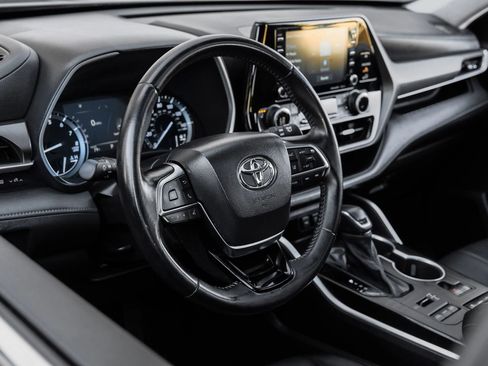 Used 2021 Toyota Highlander XLE image 24