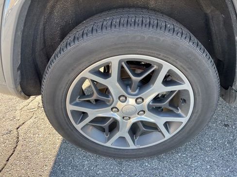 Used 2022 Jeep Grand Cherokee Laredo X image 12