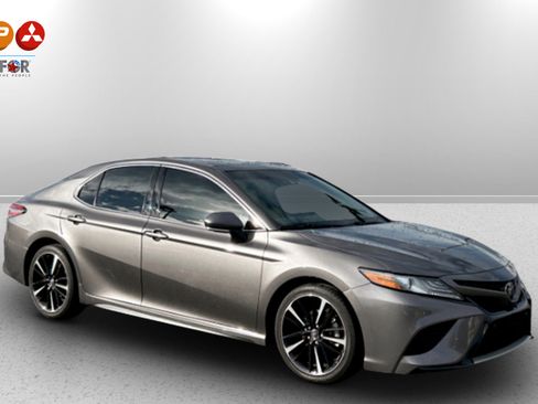 Used 2018 Toyota Camry XSE image 3