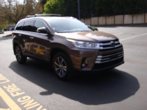 Used 2019 Toyota Highlander XLE AWD/4WD image 4