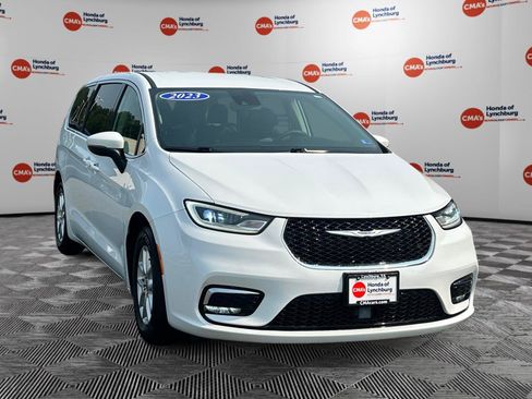 Used 2023 Chrysler Pacifica Touring-L FWD image 7
