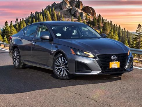 Used 2023 Nissan Altima 2.5 SV FWD image 2
