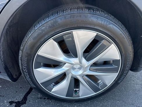 Used 2022 Tesla Model Y Long Range AWD/4WD image 16