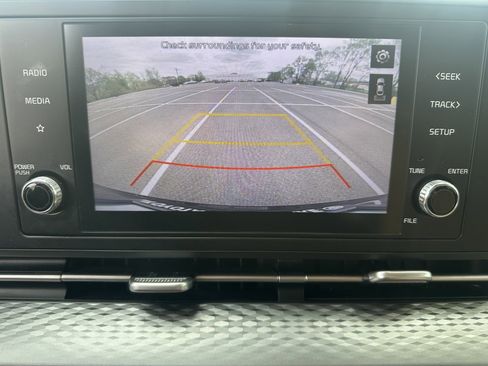 Used 2022 Kia Carnival LX FWD image 18