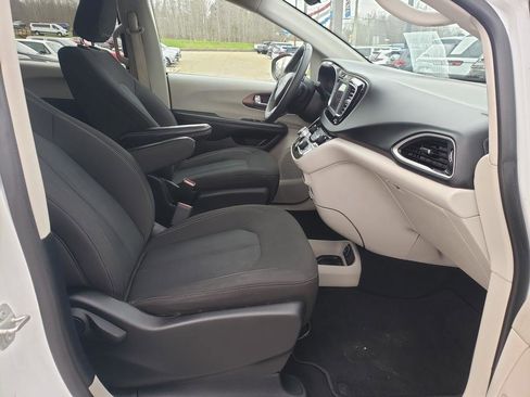 Used 2023 Chrysler Voyager LX FWD image 16