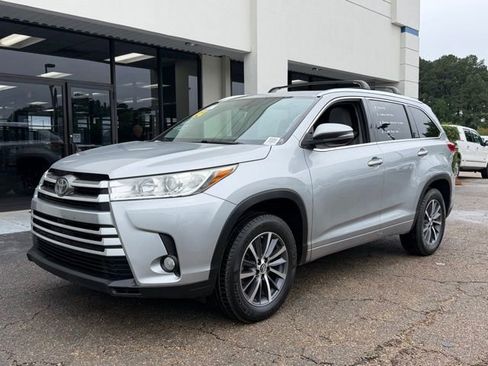 Used 2017 Toyota Highlander XLE FWD image 2