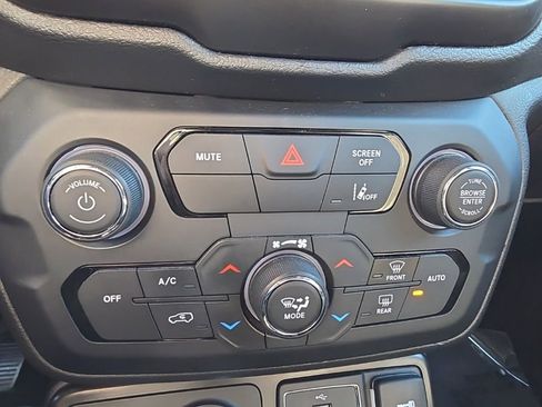 Used 2021 Jeep Renegade Latitude image 21