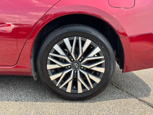 Used 2024 Nissan Altima 2.5 SV FWD image 11