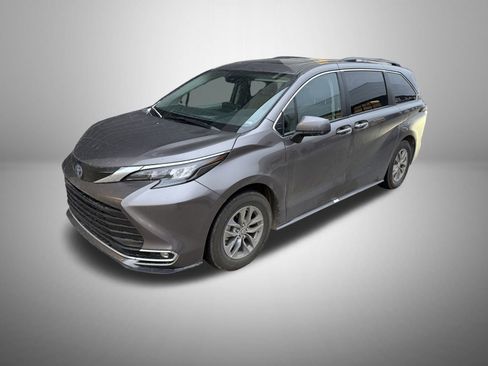Used 2024 Toyota Sienna XLE image 1