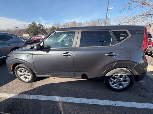 Used 2022 Kia Soul LX w/ Technology Package image 2