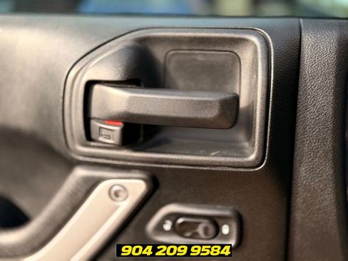 Used 2017 Jeep Wrangler Unlimited Rubicon AWD/4WD image 13
