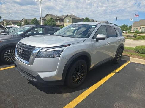 Used 2025 Nissan Pathfinder SV FWD image 3