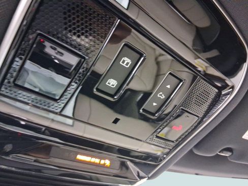 New 2026 Land Rover Range Rover SE image 17