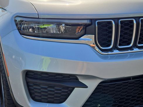 Used 2023 Jeep Grand Cherokee Laredo image 3