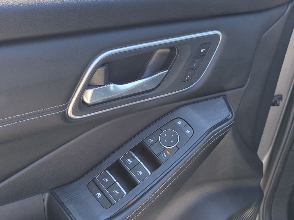 Used 2025 Nissan Rogue Platinum w/ Platinum Premium Package AWD/4WD image 13