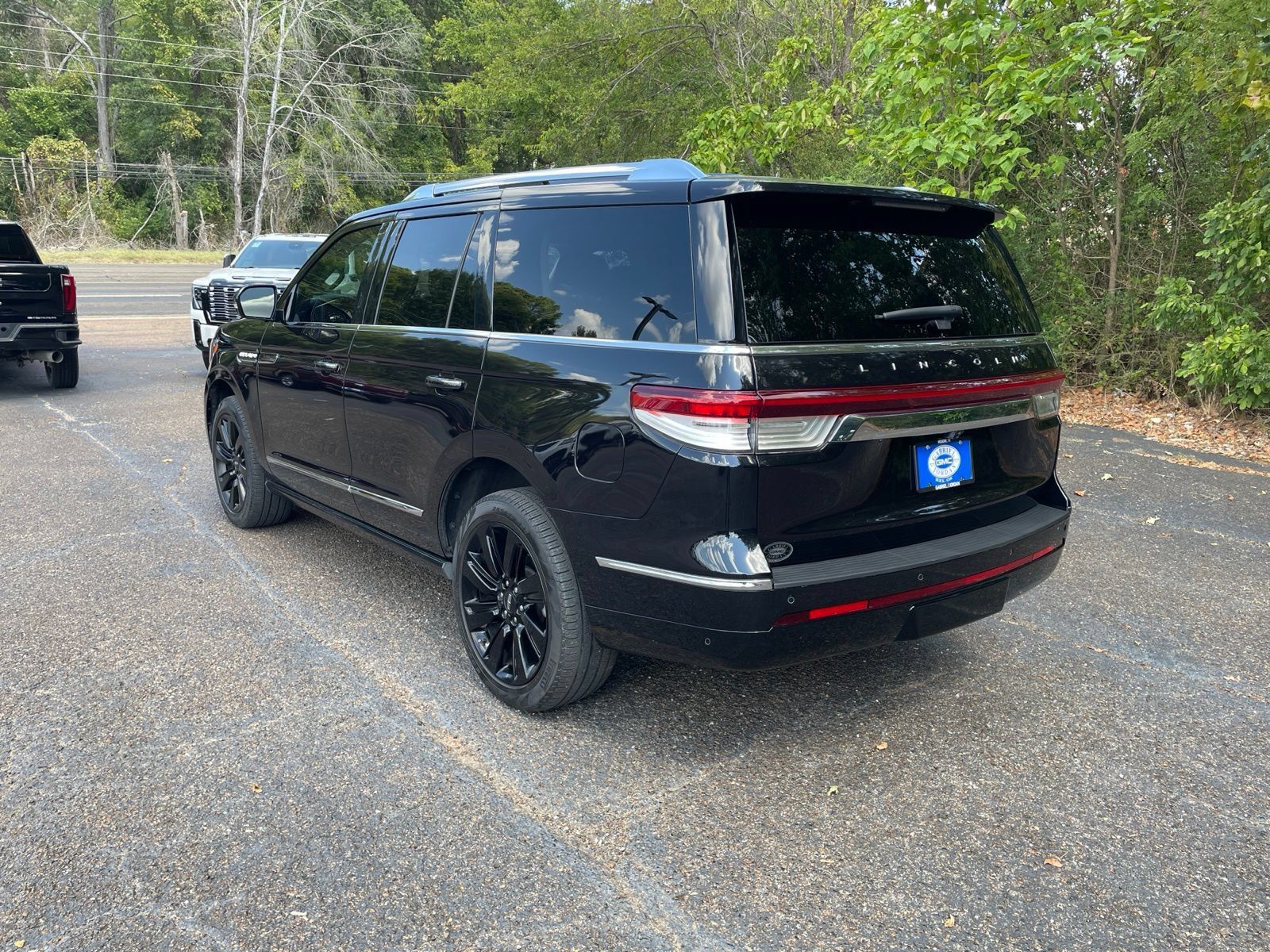 Used 2024 Lincoln Navigator Reserve AWD/4WD image 3