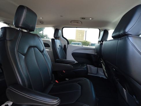 Used 2024 Chrysler Pacifica Touring-L FWD image 26