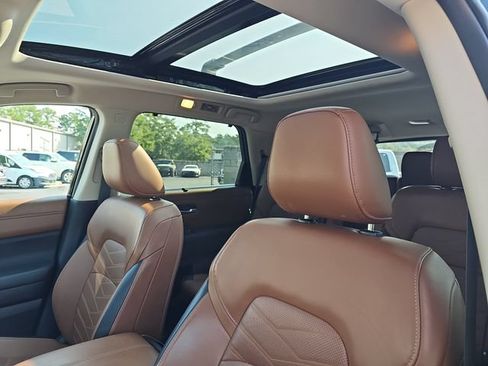 Used 2025 Nissan Pathfinder Platinum FWD image 16