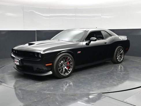 Used 2016 Dodge Challenger SRT w/ Technology Group RWD image 10
