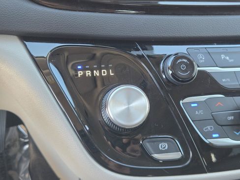 Used 2023 Chrysler Pacifica Touring-L FWD image 12