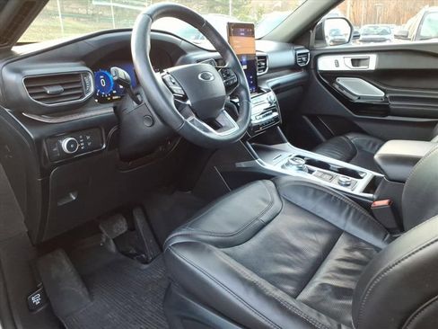 Certified 2022 Ford Explorer Platinum w/ Equipment Group 601A image 13