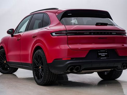 Certified 2024 Porsche Cayenne image 3