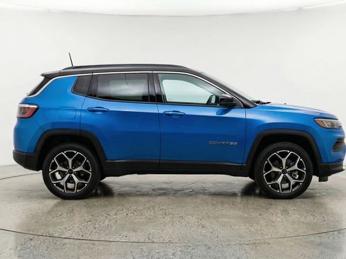 Used 2025 Jeep Compass Limited image 11