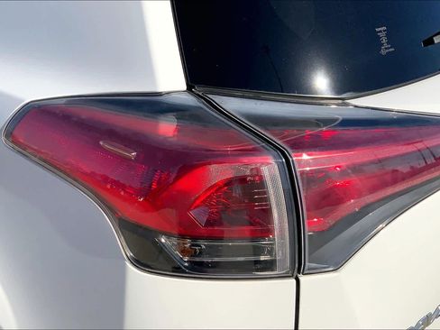 Used 2018 Toyota RAV4 XLE image 27