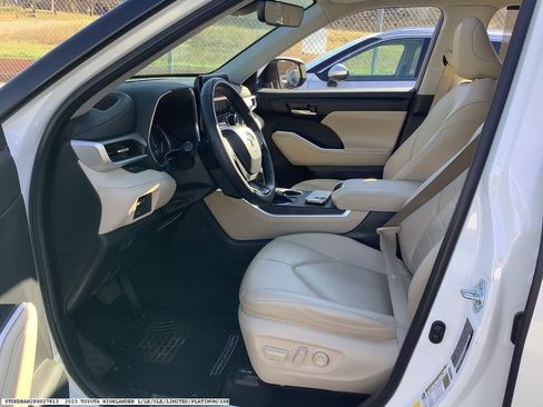 Used 2023 Toyota Highlander XLE image 12
