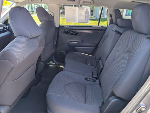 Used 2024 Toyota Highlander LE AWD/4WD image 20