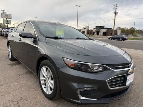 Used 2017 Chevrolet Malibu LT FWD image 3