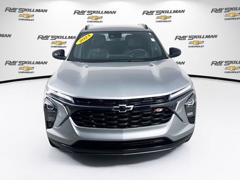 Used 2024 Chevrolet Trax RS w/ Driver Confidence Package FWD image 2