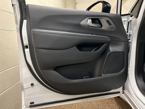 Used 2025 Chrysler Pacifica Select image 17