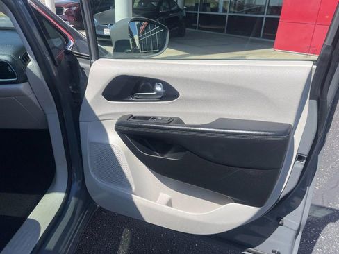 Used 2020 Chrysler Pacifica Limited w/ Advanced Safetytec Group image 12