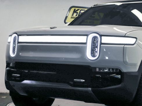 Used 2023 Rivian R1S Adventure AWD/4WD image 8