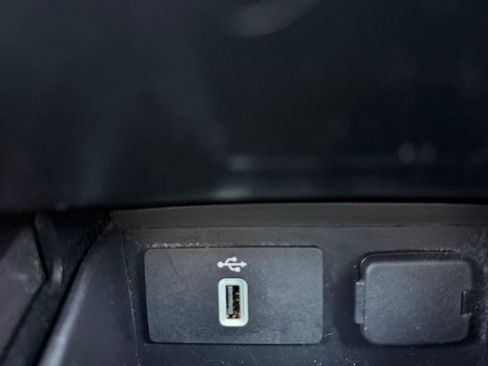 Used 2017 Ford Explorer XLT w/ Equipment Group 202A FWD image 31