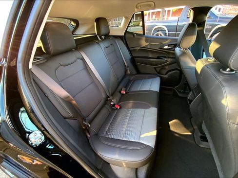 Used 2025 Chevrolet Trax LT w/ LT Convenience Package image 19