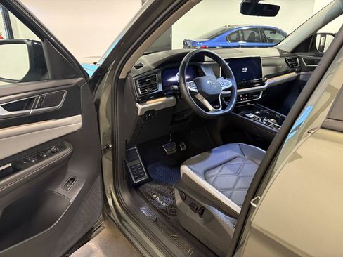 Used 2025 Volkswagen Atlas Peak Edition SE AWD/4WD image 11