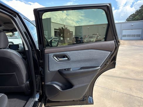 Used 2023 Nissan Rogue SV FWD image 16