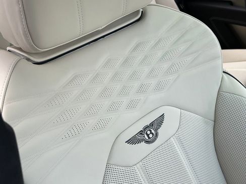 Used 2025 Bentley Bentayga AWD/4WD image 48