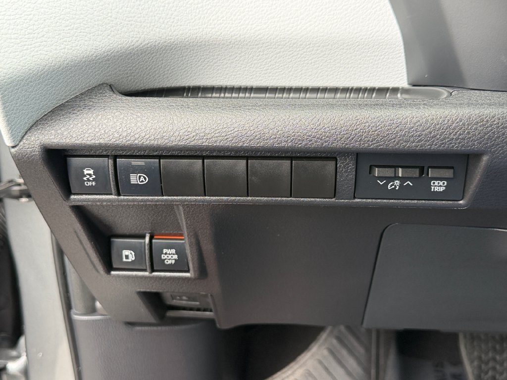 Used 2026 Toyota Sienna XLE FWD image 31