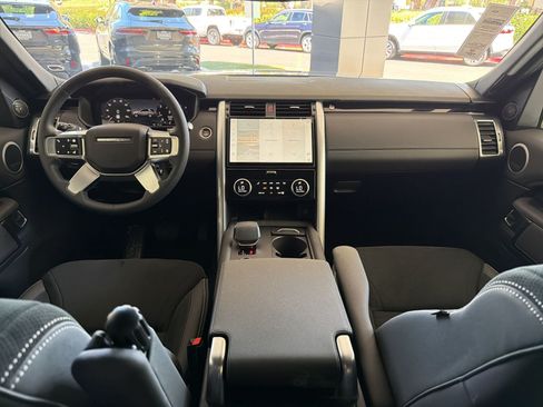 Certified 2025 Land Rover Discovery S AWD/4WD image 17