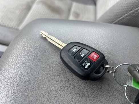 Used 2012 Toyota Camry LE image 17