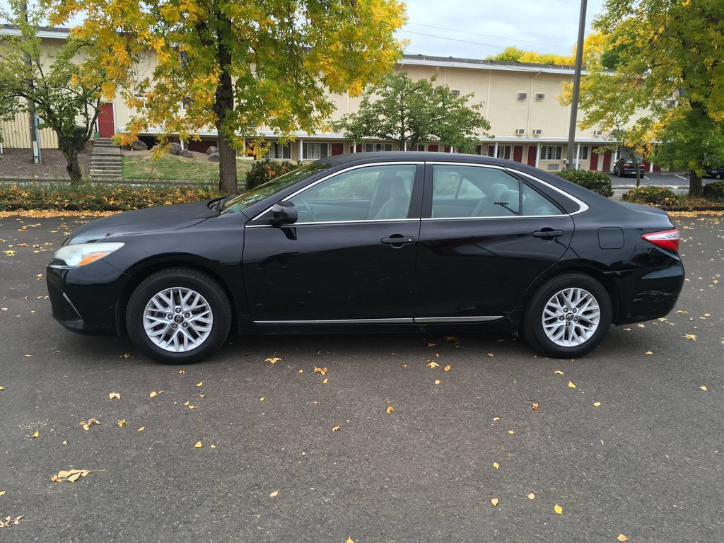 Used 2017 Toyota Camry LE FWD image 3