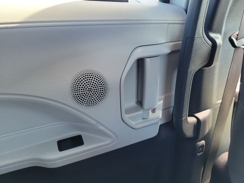 Used 2025 Toyota Sienna XLE FWD image 12
