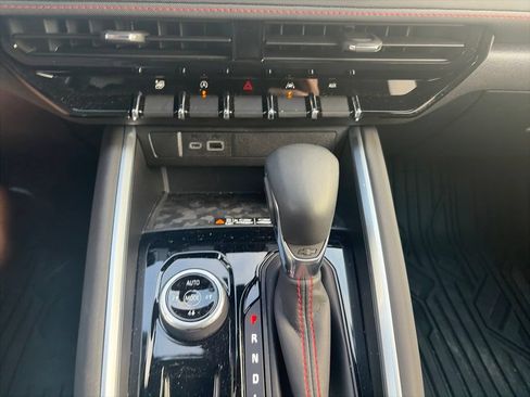 Used 2024 Chevrolet Colorado Z71 w/ Z71 Convenience Package 2 AWD/4WD image 22